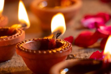 Diwali ışıkları ve diyas gaz lambaları