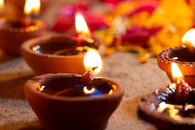 Diwali ışıkları ve diyas gaz lambaları