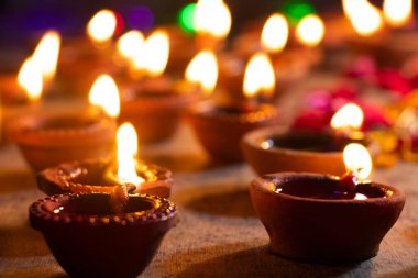 Hindu festivali gecesi dekore edilmiş el yapımı lambalar Diwali ya da Deepavali 