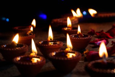 Diwali ışıkları ve diyas gaz lambaları