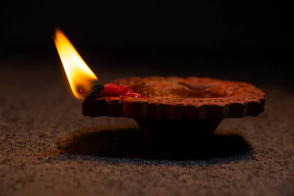 Siyah arkaplan üzerine Diya 'nın Yakın Çekimi