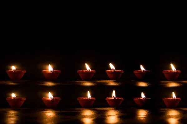 Grupa Diyas Dekorowane Nad Czarnym Tle Podczas Diwali — Zdjęcie stockowe