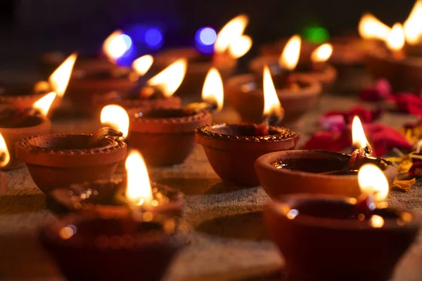 Hindu festivali gecesi dekore edilmiş el yapımı lambalar Diwali ya da Deepavali 