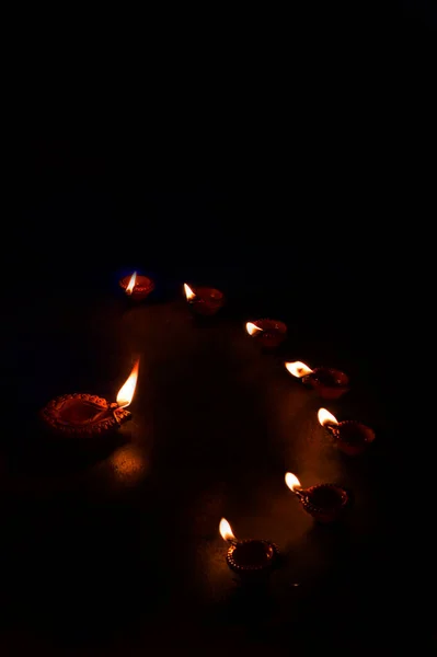 Skupina Zdobené Diyas Černém Pozadí Během Diwali — Stock fotografie