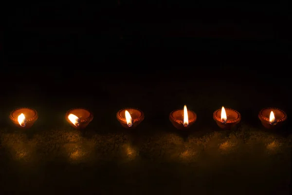 Gruppe Dekorierter Diyas Auf Schwarzem Hintergrund Während Diwali — Stockfoto