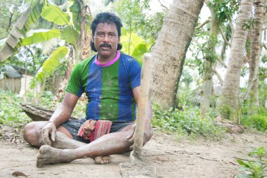Omzunda kürek tutan Hintli bir işçinin portresi.