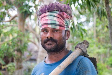 Hintli işçiler çalışarak dinlendiler.