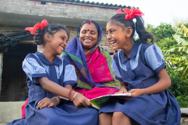 Hintli kırsal okul kızı okula gidiyor.