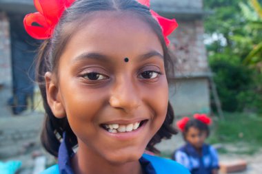 Hintli anne ev ödevlerinde kızlarına yardım ediyor