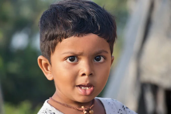 Hintli çiftçi pirinç taneciği tutuyor