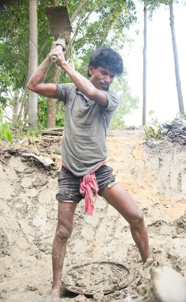 Köydeki gölette çalışan Hintli kırsal bir adam.
