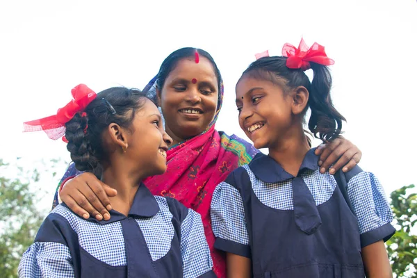 Açık havada okul üniformalı Hintli kızlar.