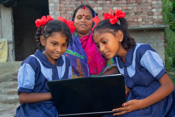 Indian Wiejskich Uczennice Maski Twarzy Patrząc Siebie Szkole Podczas Covid — Zdjęcie stockowe