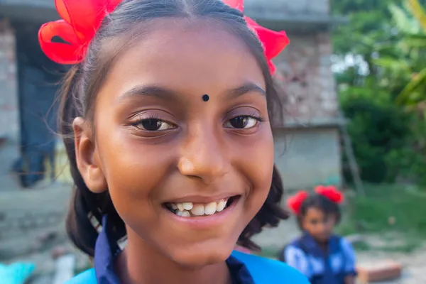 Indyjska Matka Pomaga Córkom Zadaniach Domowych — Zdjęcie stockowe