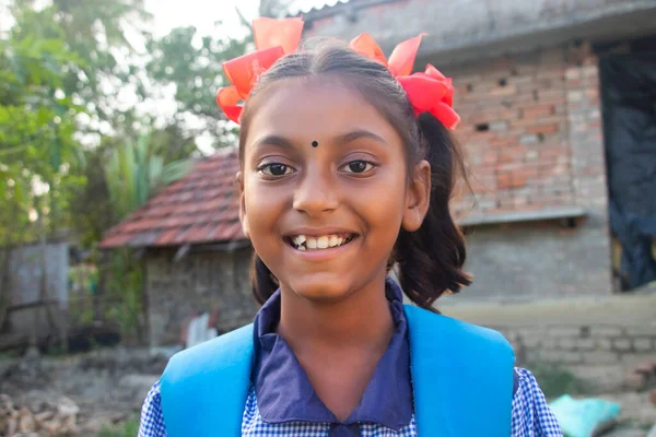Close Uśmiechnięty Indyjski Wiejski Uczennica — Zdjęcie stockowe