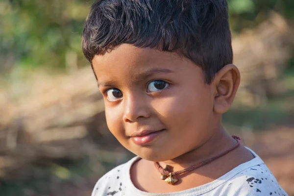 Πορτρέτο Του Αγροτικού Παιδιού Χαμογελώντας Στη Φύση Εξωτερική Royalty Free Εικόνες Αρχείου