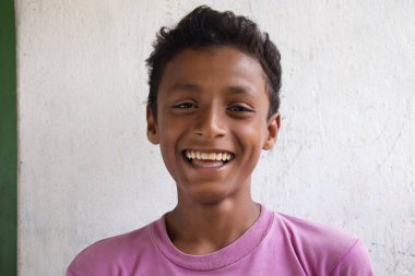 Gülümseyen köylü bir gencin portresi. 