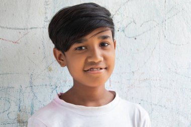 Gülümseyen köylü bir gencin portresi. 