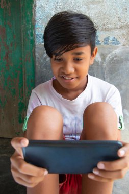 Akıllı telefonda tek başına oynayan çocuk.