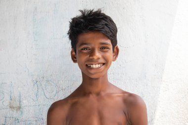 Gülümseyen köylü bir gencin portresi. 