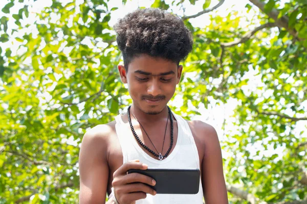 Sorrindo Menino Rural Usando Telefone Celular Livre — Fotografia de Stock