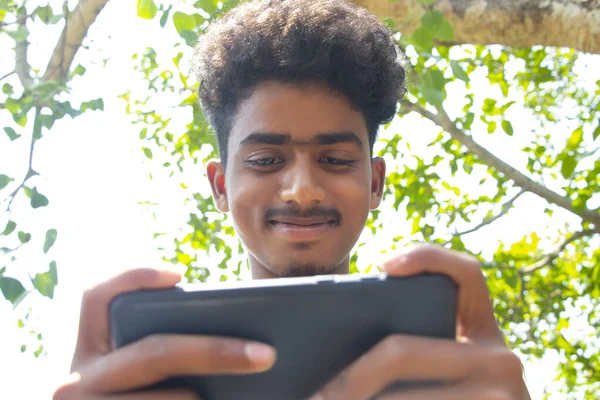 Крупный План Сельский Мальчик Помощью Мобильного Телефона Открытом Воздухе — стоковое фото