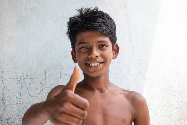 Kırsal Çocuk 'un İşaret İşaretini İşaretleyen Portresi