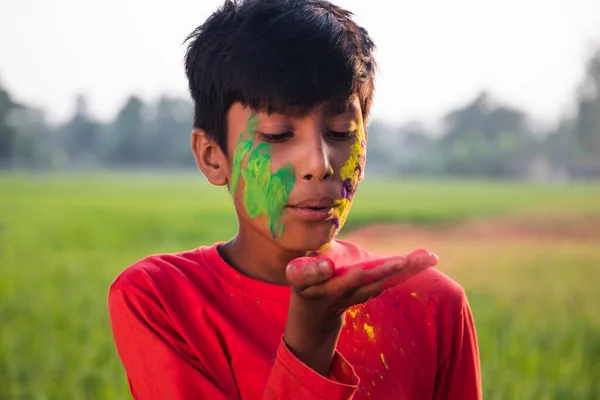 Joven Niño Rural Celebrando Holi Soplando Polvo Holi — Foto de Stock