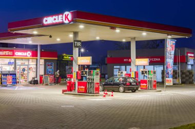 Ostrowiec Swietokrzyski, Polonya 'daki Circle K benzin istasyonunda araçlara yakıt ikmali yapılıyor..