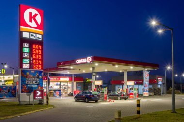 Ostrowiec Swietokrzyski, Polonya, Circle K benzin istasyonunda araçlara yakıt ikmali yapılıyor..