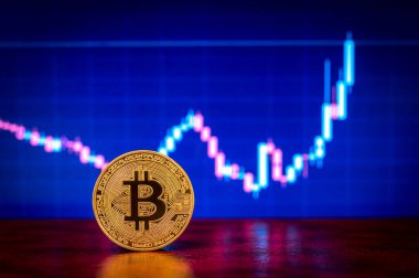 Arka planda yükselen mum grafiği olan bitcoin madeni para