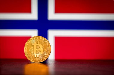 Arka planda Norveç bayrağı olan Altın Fiziksel Bitcoin
