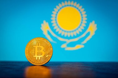 Arka planda Kazakistan bayrağı olan Altın Fiziksel Bitcoin