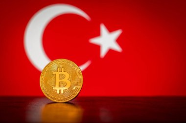 Arka planda Türkiye bayrağı olan altın fiziksel Bitcoin