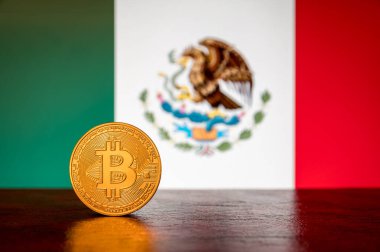 Arka planda Meksika bayrağı olan Altın Fiziksel Bitcoin