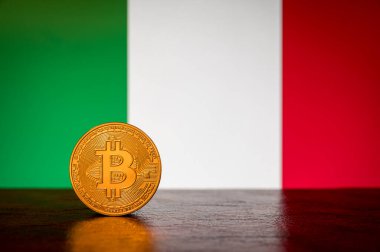 Arka planda İtalya bayrağı olan altın fiziksel Bitcoin