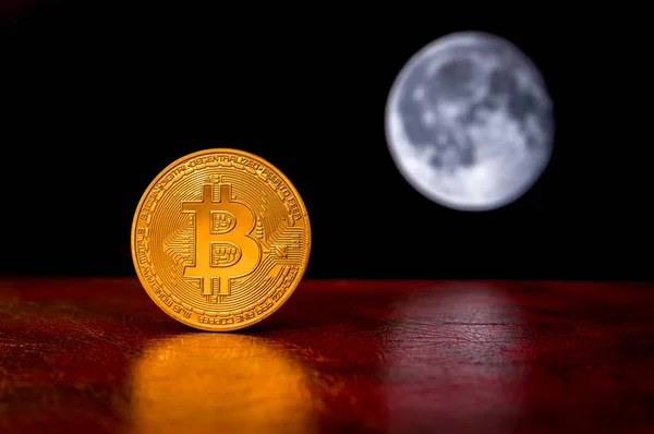 Arka Planda Dolunay Olan Bitcoin Madeni Para — Stok fotoğraf