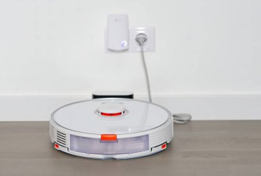 Tallinn, Estonya - 10 Ekim 2021: Xiomi s7 roborock elektrik süpürgesi şarj istasyonunda.