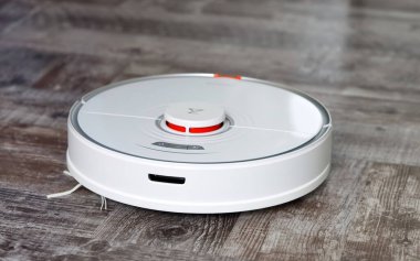 Tallinn, Estonya - 10 Ekim 2021: Xiomi s7 roborock elektrikli süpürge ahşap zeminde otomatik temizlik yapıyor