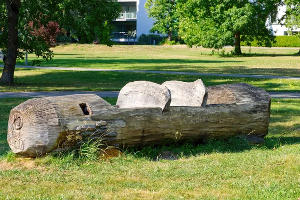 Gammal träbåt urholkad av massivt trä — Stockfoto