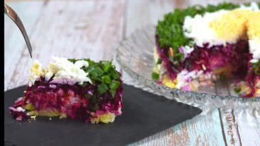 Kürk mantonun altında salata ringa balığı servis etmeye hazır..