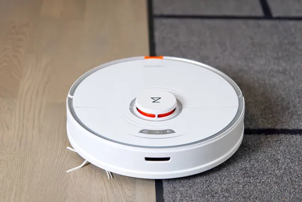Tallinn, Estonya - 10 Ekim 2021: Xiomi s7 roborock elektrik süpürgesi daireyi halı ve katlarla otomatik olarak temizliyor