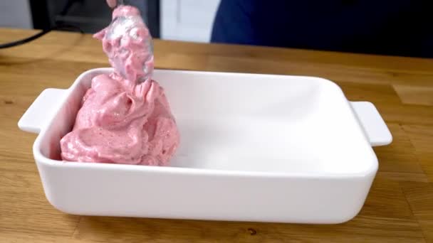Шеф-повар кладет три вкуса взбитых мороженого в миску. процесс приготовления мороженого дома — стоковое видео