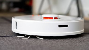 Tallinn, Estonya - 10 Ekim 2021: Xiomi s7 roborock elektrikli süpürge halı üzerinde otomatik temizlik yapıyor.
