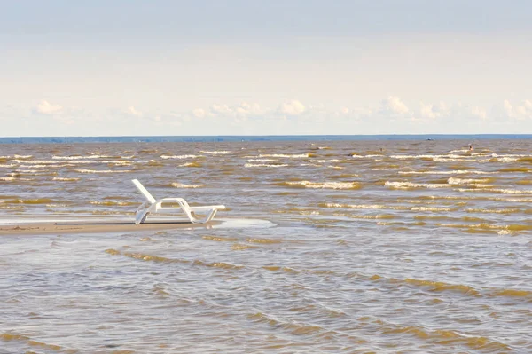 Пляжний стілець посеред моря . — стокове фото