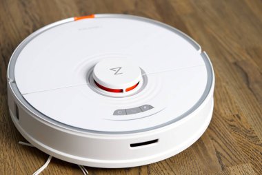 Tallinn, Estonya - 10 Ekim 2021: Xiomi s7 roborock elektrikli süpürge ahşap zeminde otomatik temizlik yapıyor