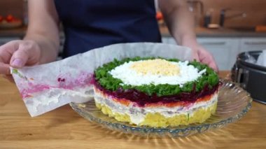 Kürk mantonun altında salata ringa balığı servis etmeye hazır..