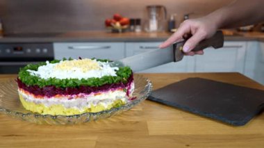 Kürk mantonun altında salata ringa balığı servis etmeye hazır..