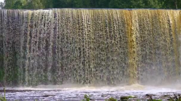 Водопад закрывает замедленное движение. Водопад Ягала в Эстонии — стоковое видео
