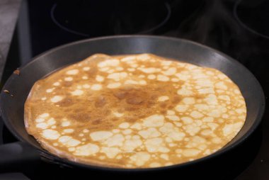 Kızartma tavasında krep. Ev yapımı krep hazırlıyorum.